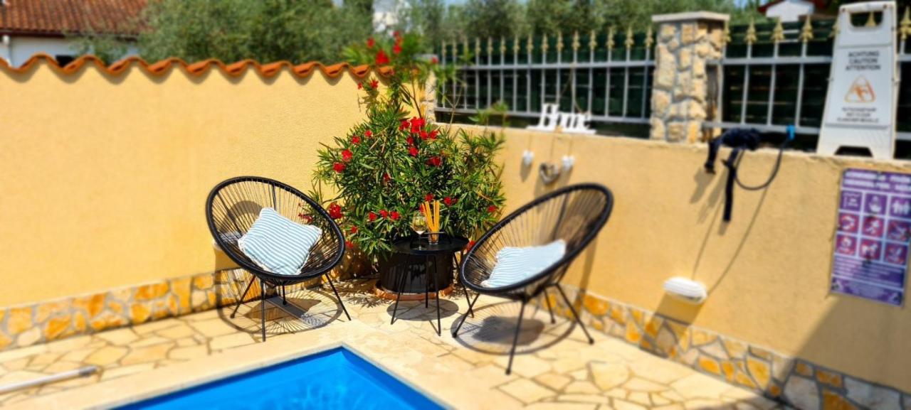 Holiday Home "Mala Kuca " With Heated Pool พูลา ภายนอก รูปภาพ