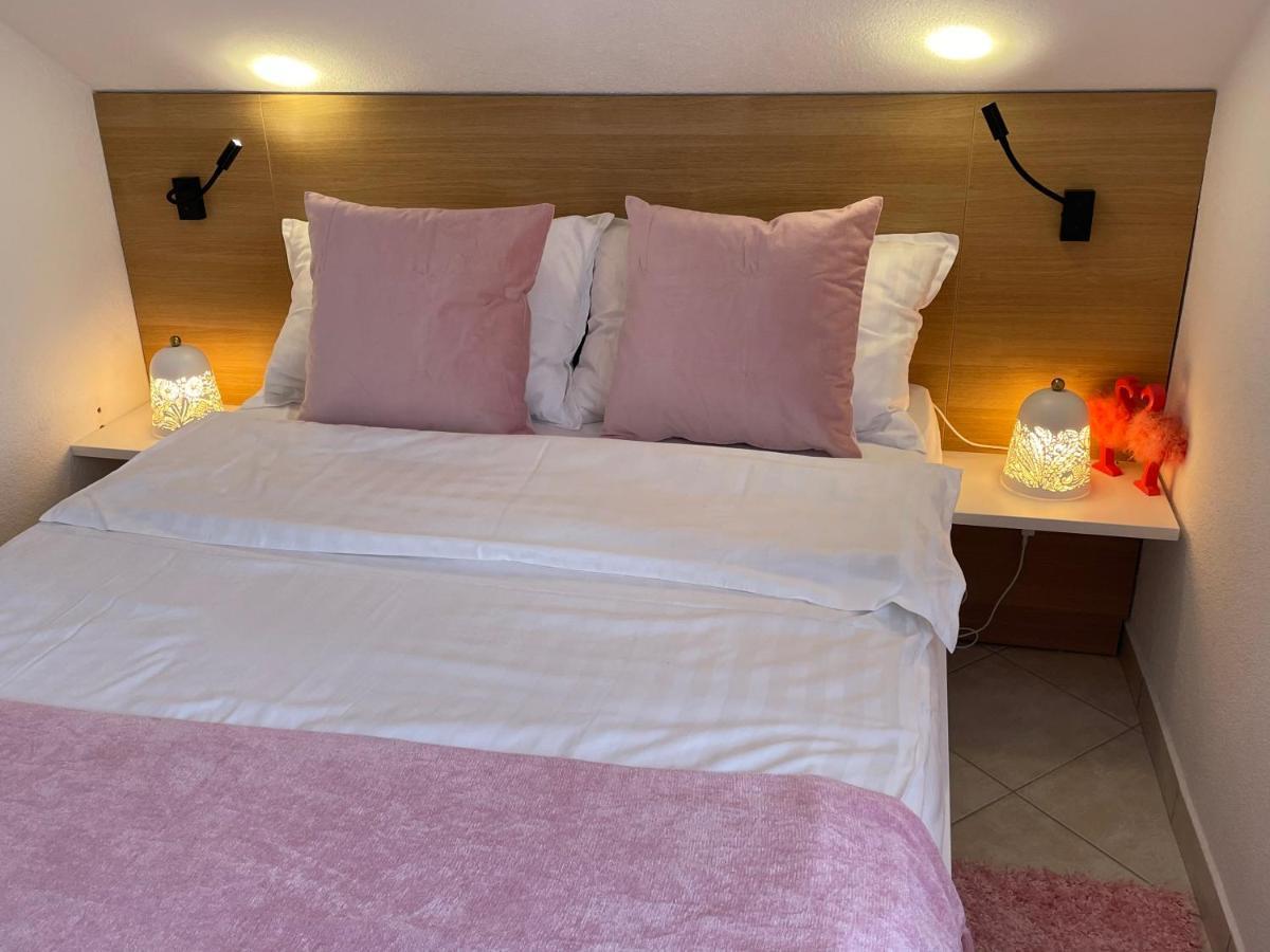Holiday Home "Mala Kuca " With Heated Pool พูลา ภายนอก รูปภาพ